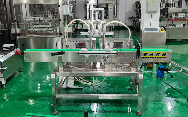 小型四頭液體灌裝機設(shè)備實拍